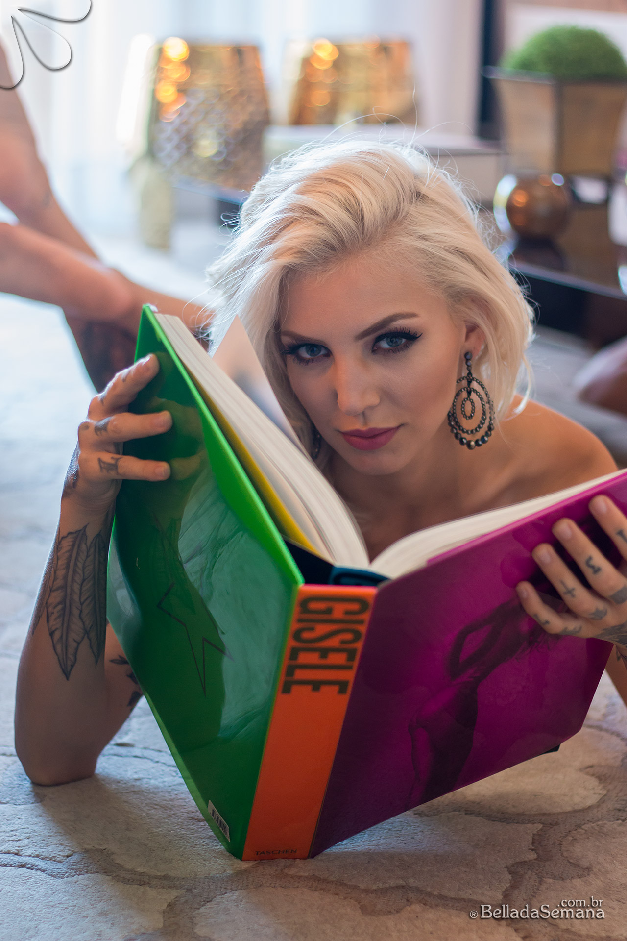 Priscila, blonde, topless, tattoo, reading, piercing