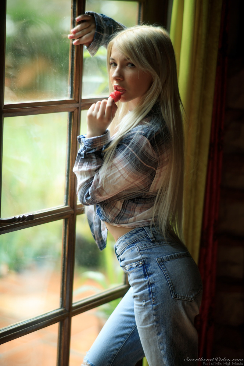 Kenzie Reeves, blonde, naked, shaved, ass, window, tattoo, jeans