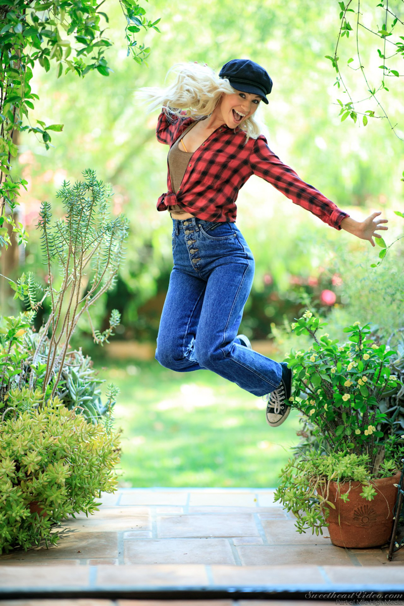 Lyra Law, blonde, naked, trimmed, outside, jeans, garden, ass, hat