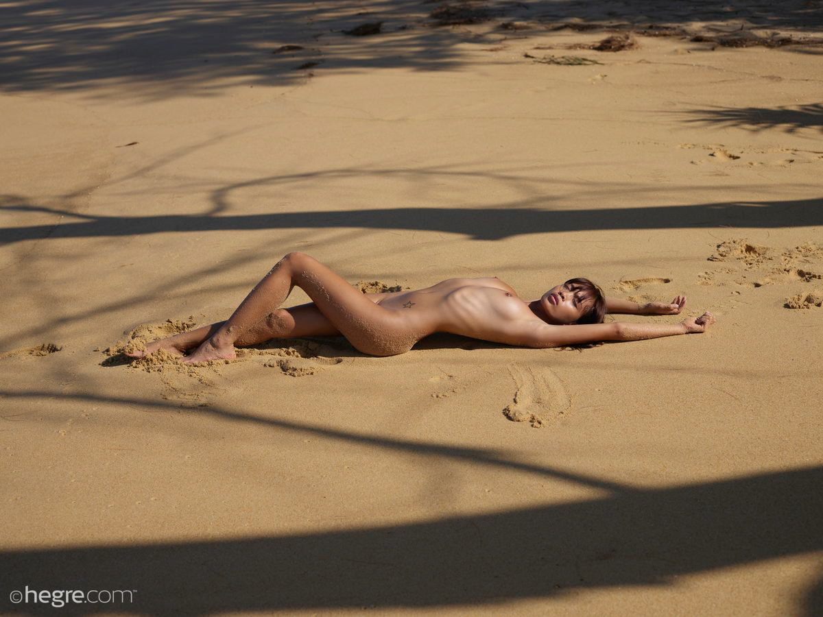 Jessa, brunette, naked, trimed, beach, ass, outdoors