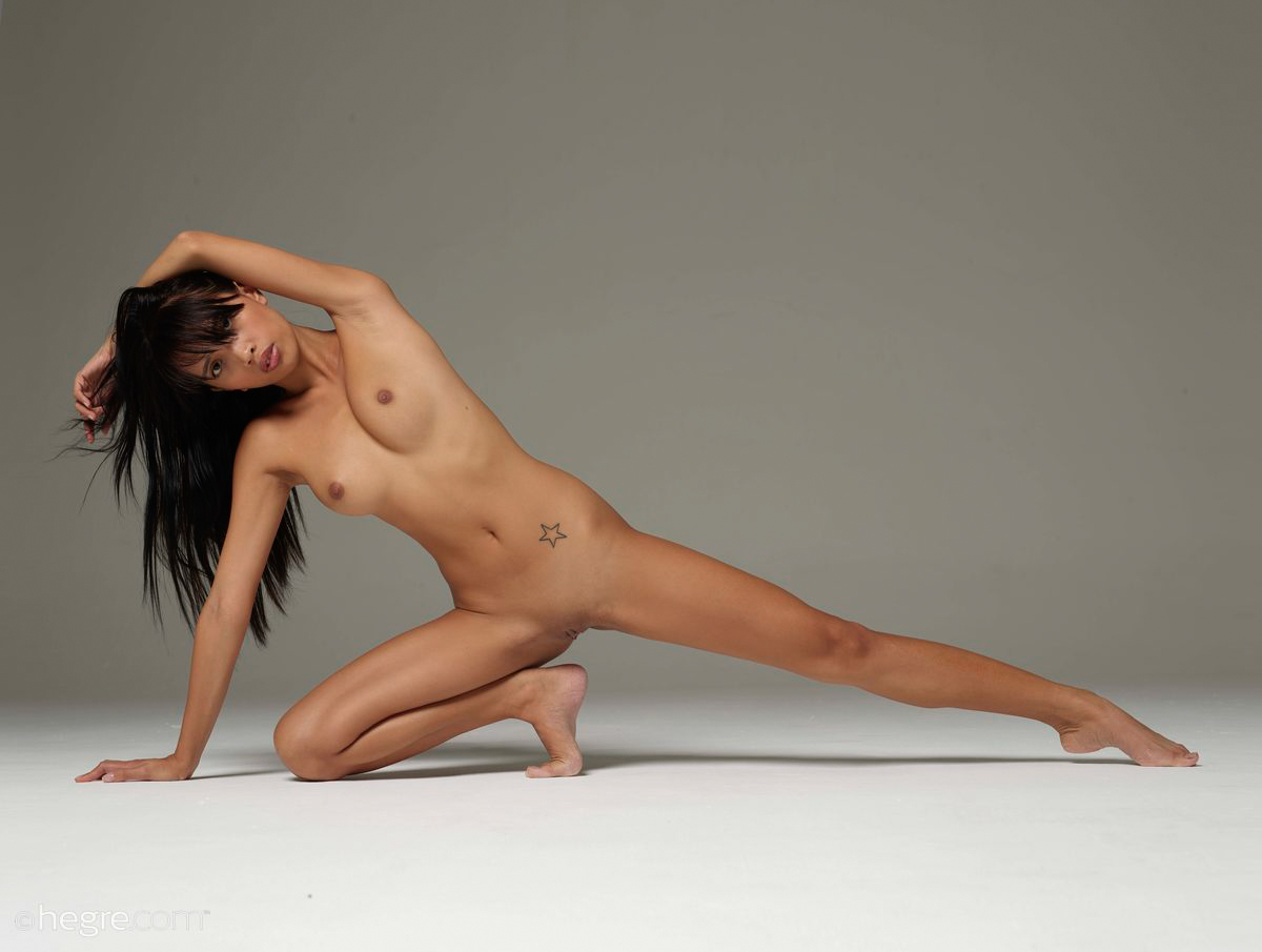 Jessa, naked, shaved, studio, ass, pose