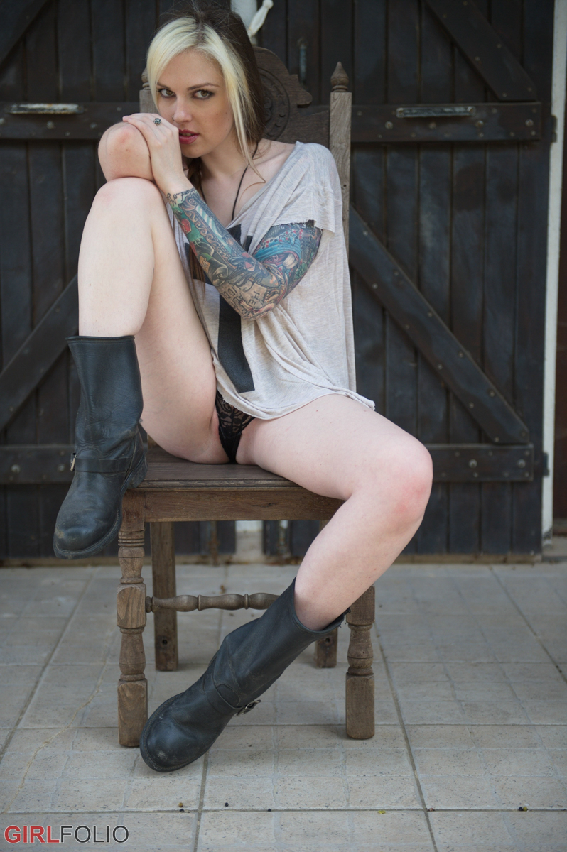 Anna Quinn, ass, model, outdoors, pose, tattoo, big tits, naked