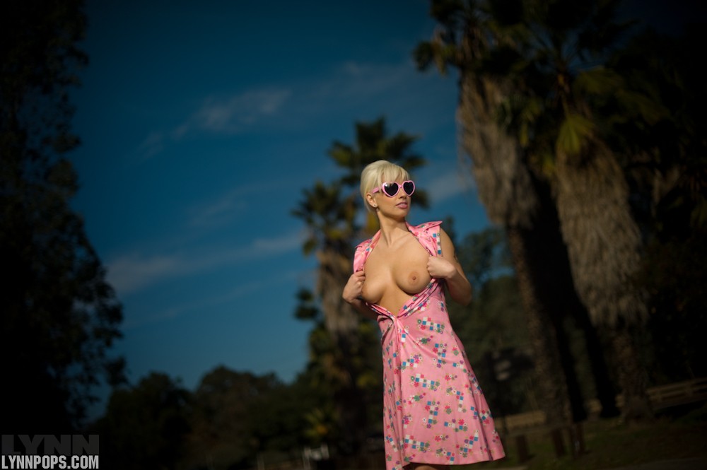 Lynn Pops, blonde, strip, dress, sunglasses