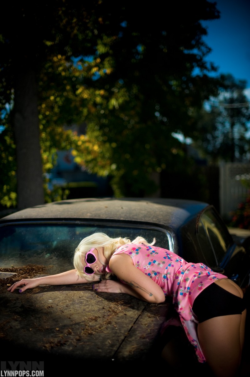 Lynn Pops, blonde, strip, dress, sunglasses