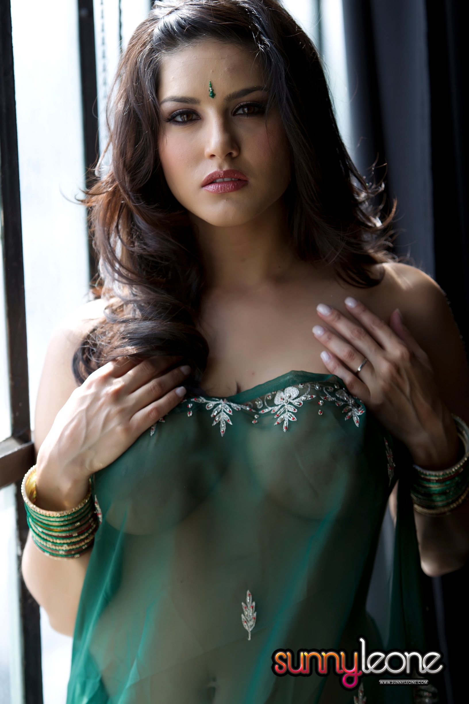 Sunny Leone, brunette, strip, nude, sari, busty, window