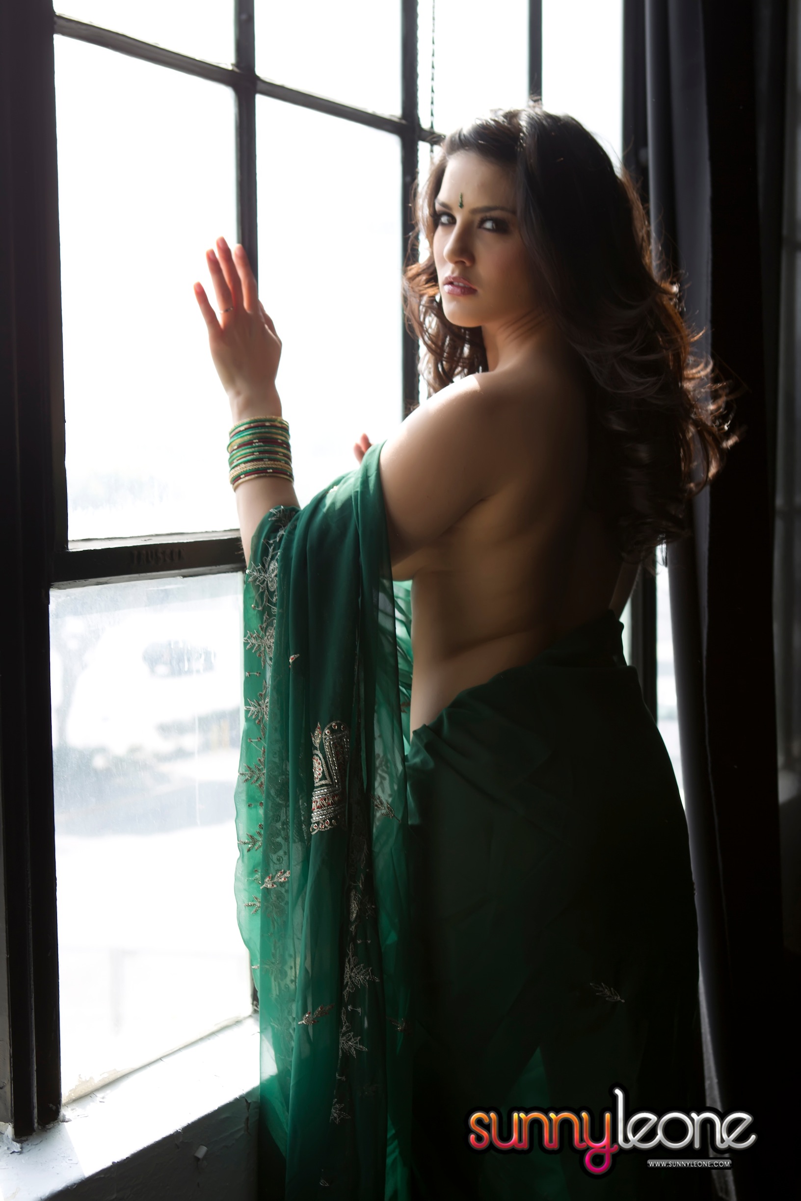 Sunny Leone, brunette, strip, nude, sari, busty, window