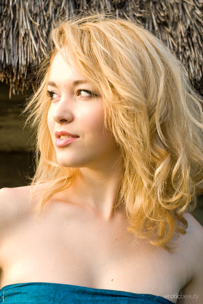 Alissa White, blonde, strip, nude, boobs, ass, outdoors
